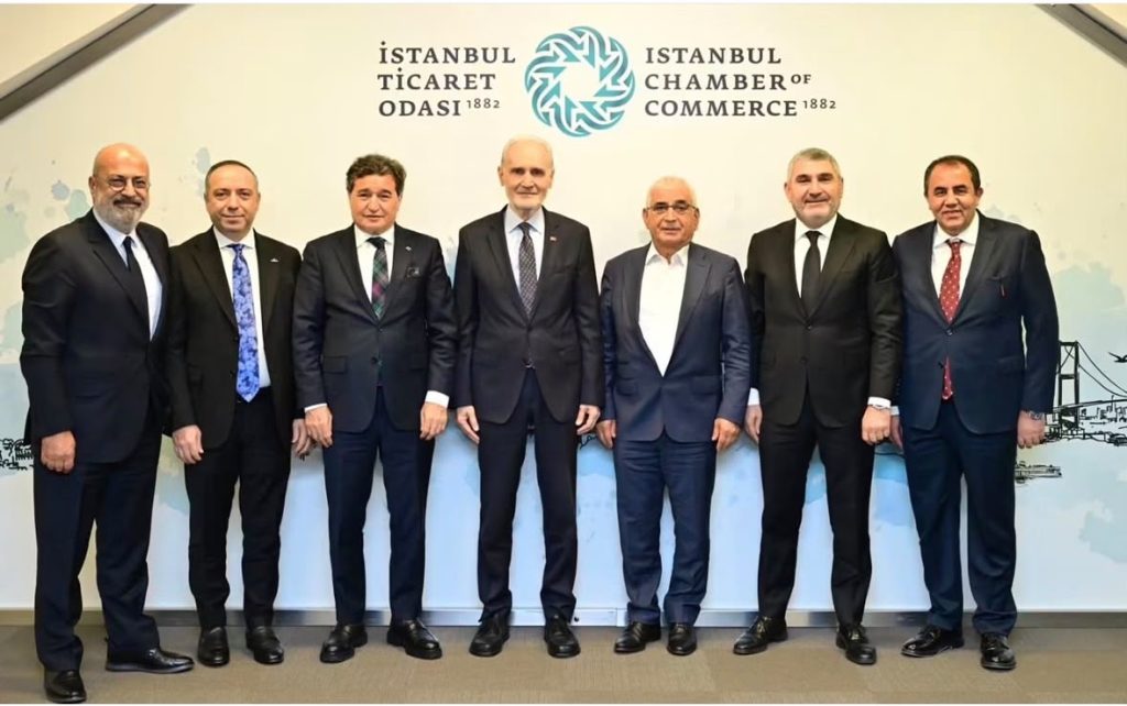MOSFED Başkanı Ahmet Güleç ve mobilya sektörü temsilcileri İstanbul Ticaret Odası'ndaki toplantıda